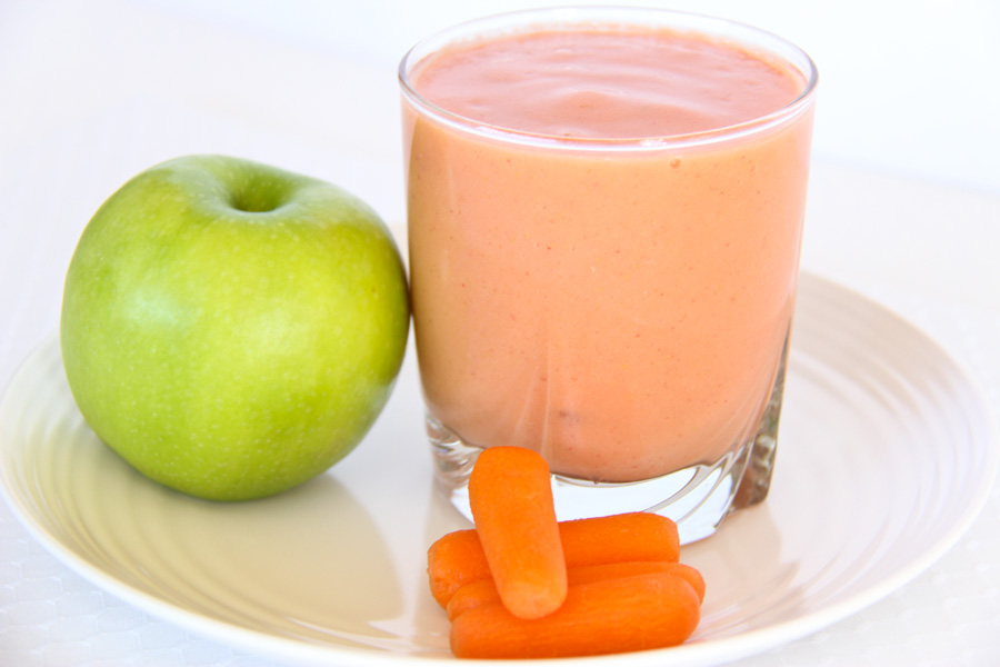 apple-strawberry-carrot-banana-smoothie